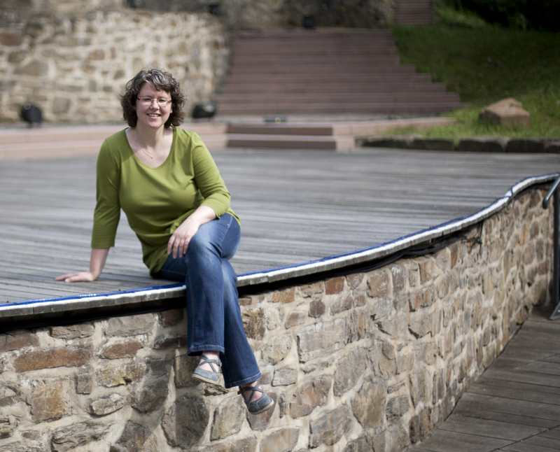Daniela Wihelm sitzt auf dem Rand einer Freilichtbühne in Wetzlar