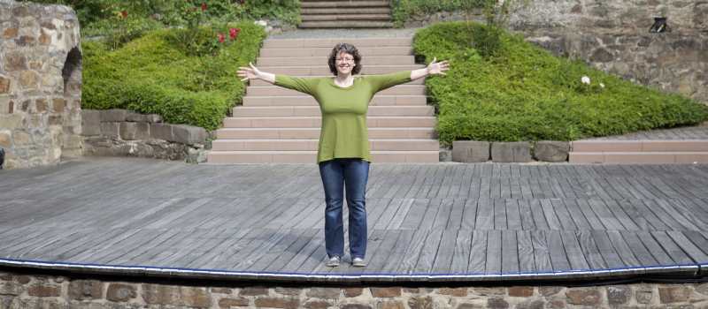 Daniela Wilhelm steht mit ausgebreiteten Armen auf einer Freilichtbühne in Wetzlar.