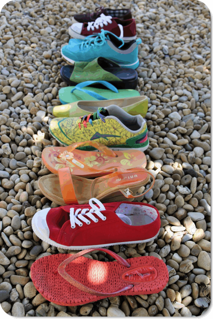 Verschiedene Schuhe stehen in einer Reihe. Es soll die Individualität in einem Team aufzeigen.